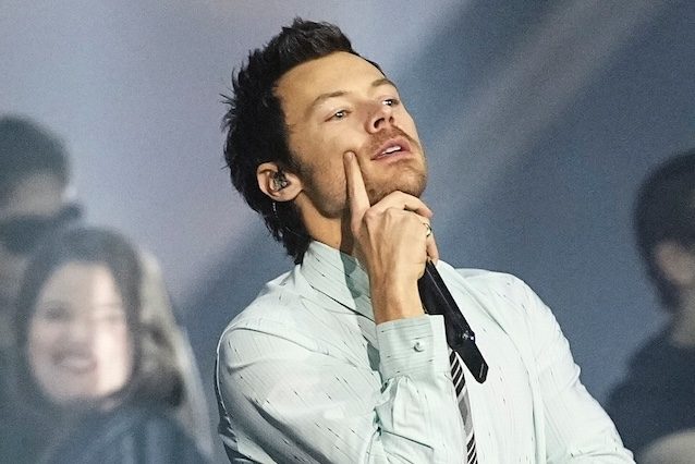 Harry Styles dimostra che le popstar sono in crisi di identità: non sanno più emozionarci