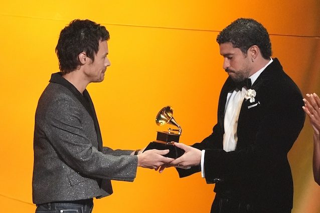 Harry Styles e Bad Bunny ai Grammy Awards – ph AP Photo:Chris Pizzello