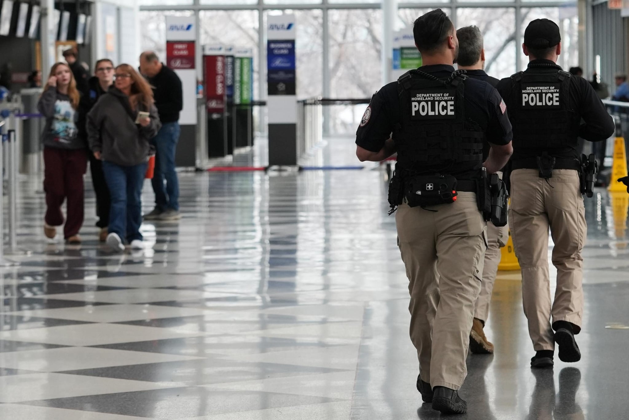 Gli agenti dell’ICE negli aeroporti per gestire le lunghe code causate dallo shutdown