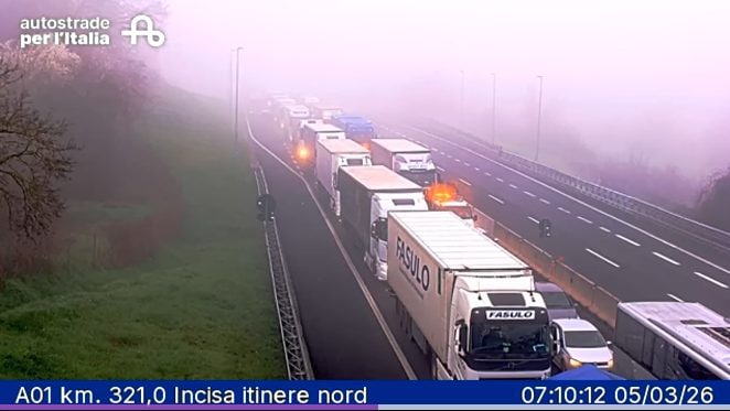 Non vedono un cantiere, due camion e un'auto si scontrano sulla A1: almeno 6 km di coda tra Firenze Sud e Incisa