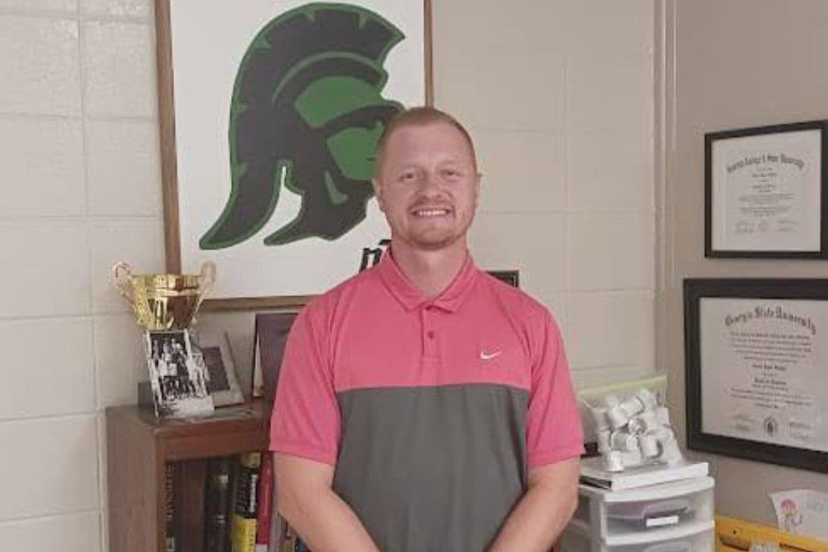 Studenti fanno scherzi fuori dalla casa dell'insegnante e lo investono con l'auto: Jason Hughes muore in Usa