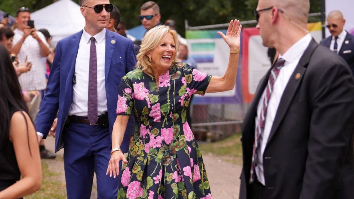 La ex first Lady Jill Biden, affiancata dagli agenti di scorta del Secret Service degli Stati Uniti