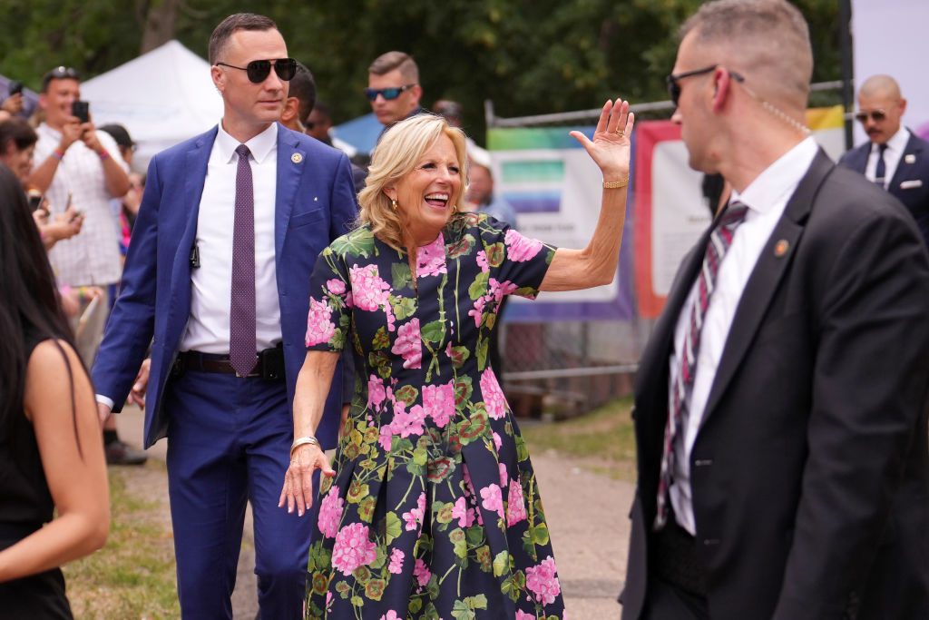 Un agente della scorta di Jill Biden si è sparato per errore a una gamba durante il servizio di protezione