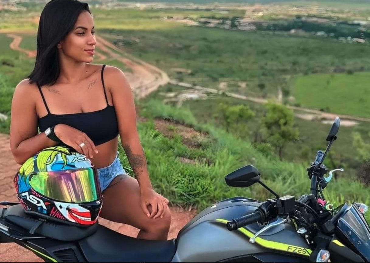 Influencer muore a 25 anni in un incidente sulla sua moto in Brasile: poco dopo il padre si suicida