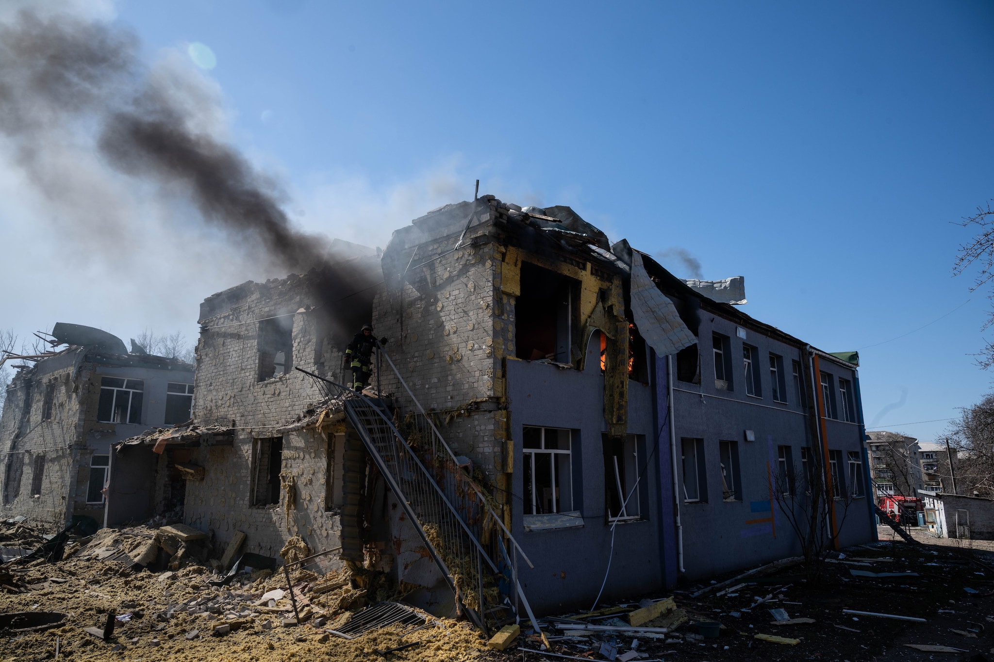 Un palazzo colpito oggi a Kramatorsk