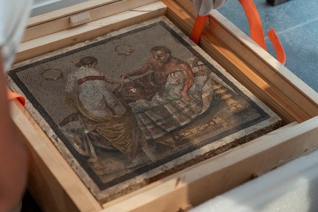 Risolto il caso del mosaico della coppia di amanti a Pompei: trafugato da un nazista è stato restituito alle Marche