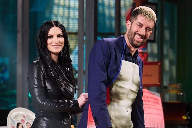Show di Laura Pausini alla tv spagnola: oltre alla promo, ironia, cucina italiana e doppi sensi