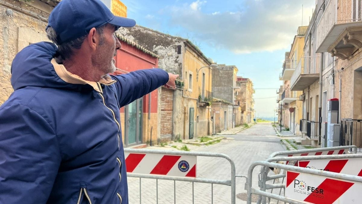 Giuseppe Pisano mostra la zona nera a pochi metri dalla sua casa.