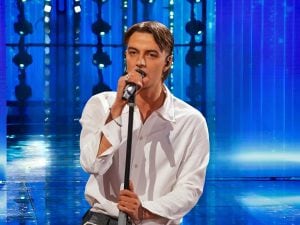 Amici 25, il talento autoriale di Plasma messo alla prova da assegnazioni complicate