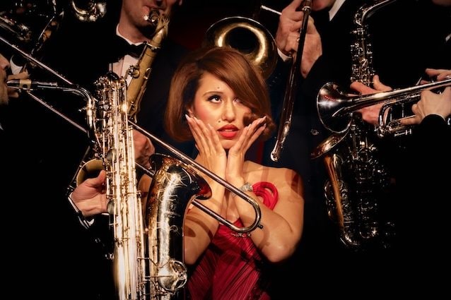 RAYE con gli strumenti a fiato