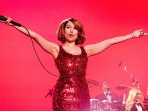 RAYE sfida l’algoritmo pop con “This Music May Contain Hope”, un album ambizioso e disordinato