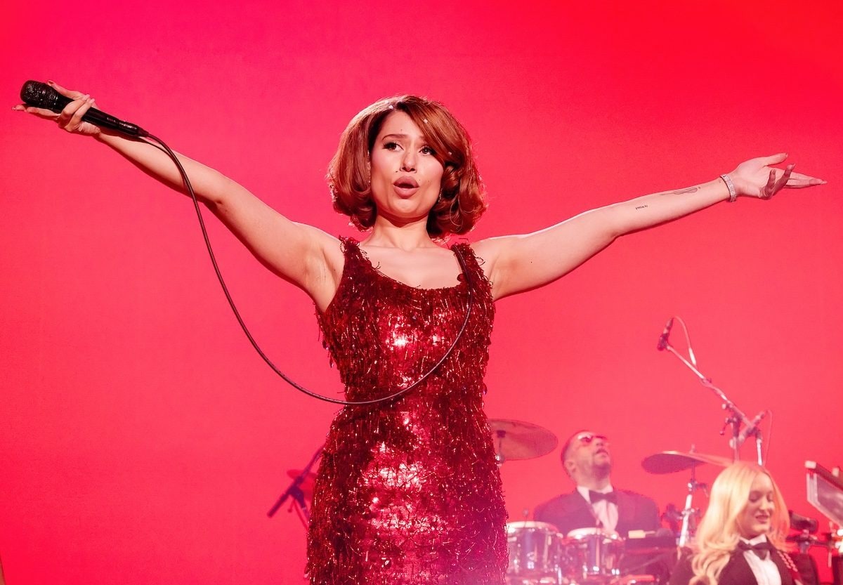 RAYE sfida l'algoritmo pop con "This Music May Contain Hope", un album ambizioso e disordinato