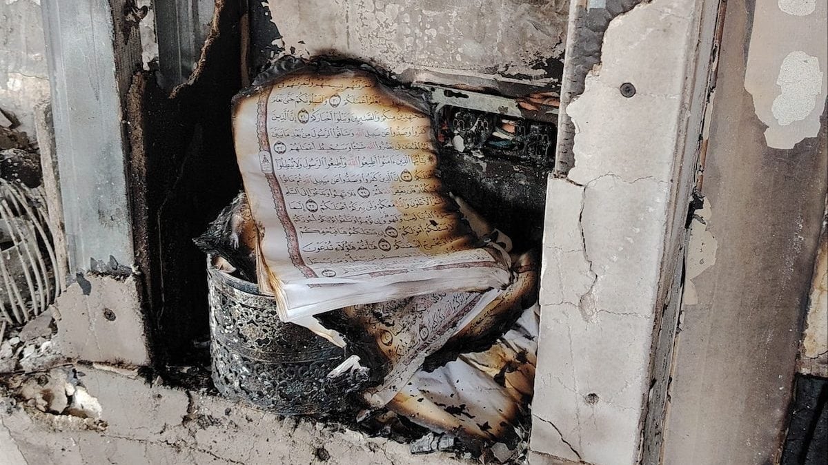 Copia del corano incendiata dai coloni nel raid a Deir Al–Hatab