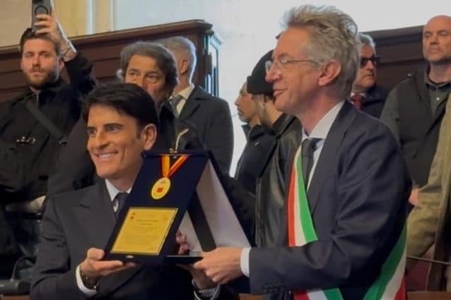 Sal Da Vinci riceve l’onorificenza della città di Napoli dal Sindaco Gaetano Manfredi