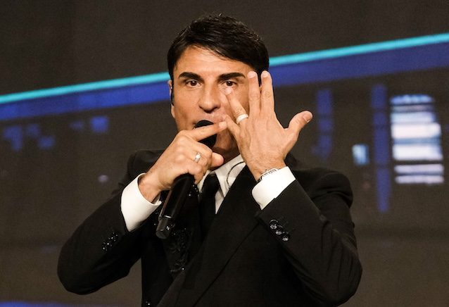 Sal Da Vinci indica l’anello cantando Per sempre sì – Emanuela Zampa:Getty Images