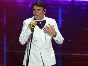 Le classifiche radio a un mese da Sanremo 2026: le grandi emittenti hanno voltato le spalle a Sal Da Vinci