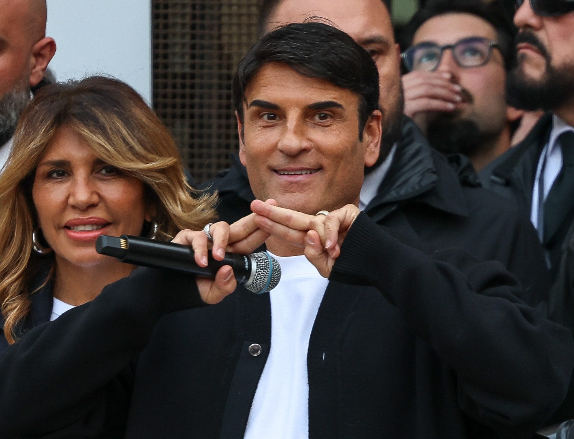 Fratelli d’Italia usa “Per sempre sì” di Sal Da Vinci come gong al comizio sul referendum