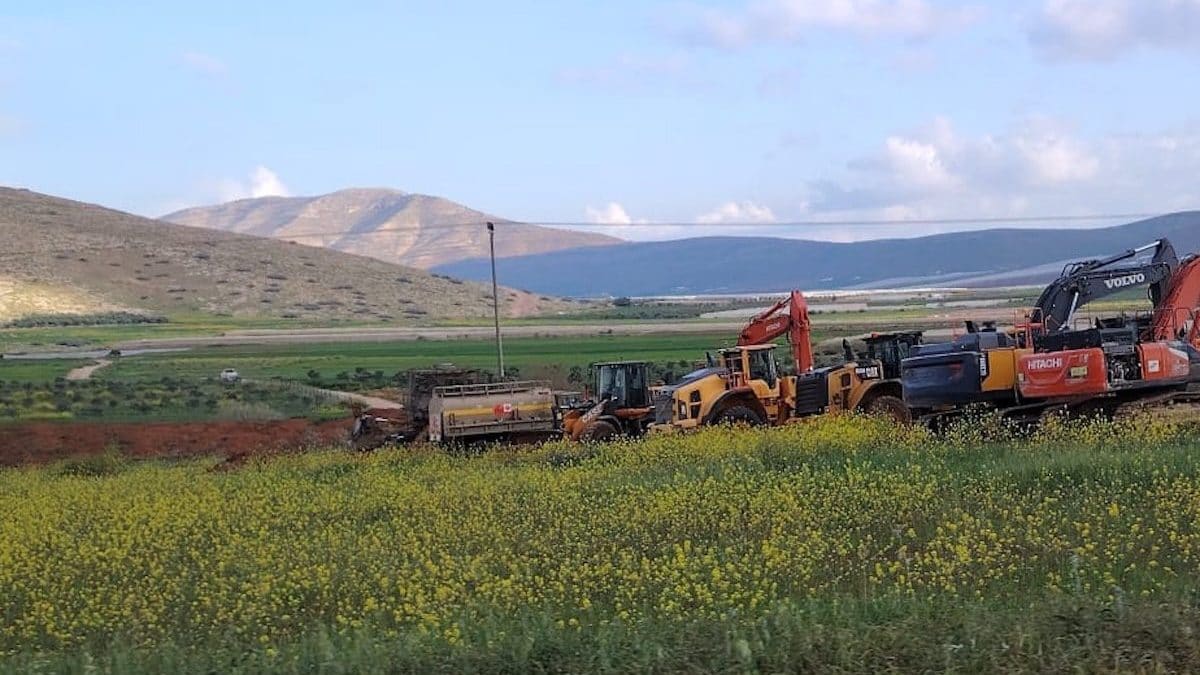 Gli scavi per la costruzione di un muro nella valle del Giordano