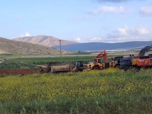 Un nuovo muro dividerà la Cisgiordania: con la scusa della guerra in Iran Israele caccia altri palestinesi