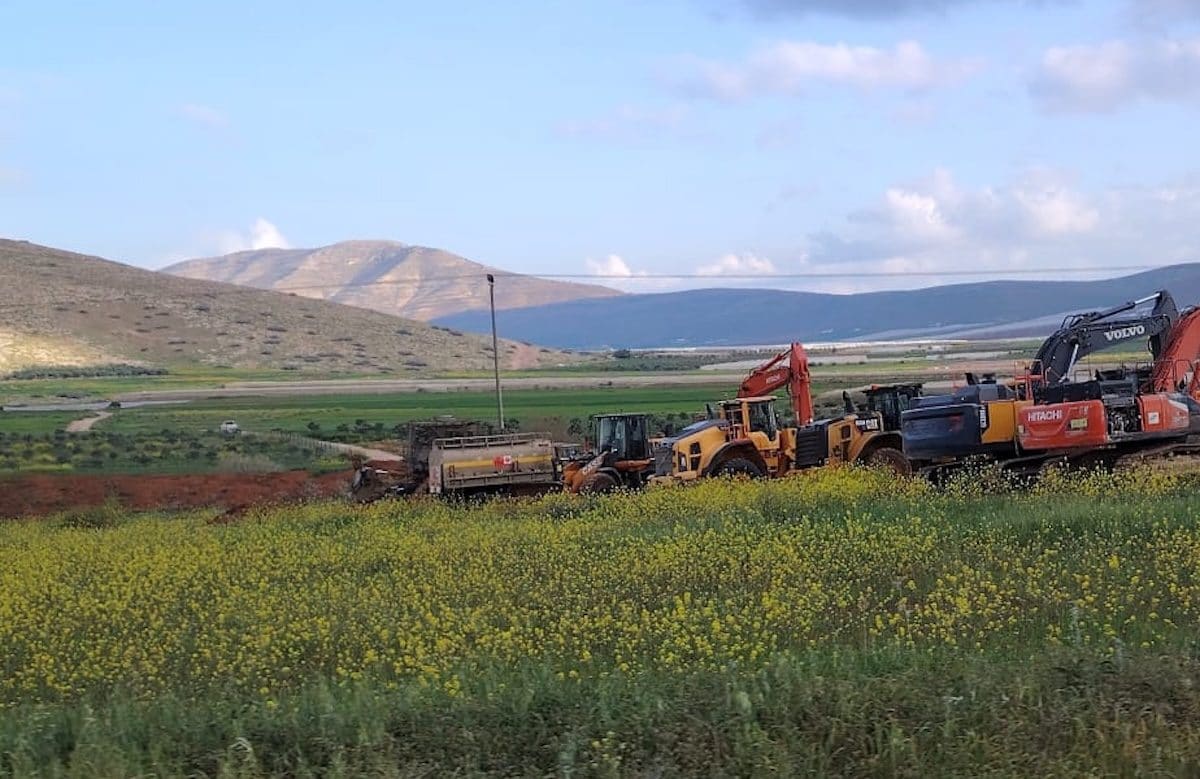 Un nuovo muro dividerà la Cisgiordania: con la scusa della guerra in Iran Israele caccia altri palestinesi