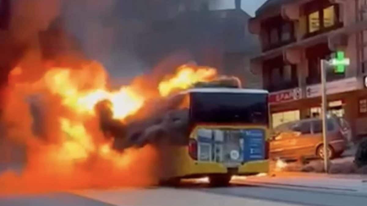 Il bus che ha preso fuoco in Svizzera