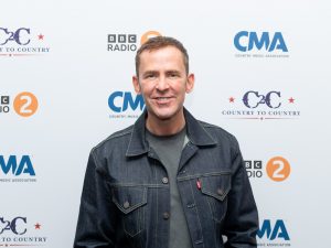 Terremoto alla BBC: il celebre dj Scott Mills licenziato per presunte molestie su un minore