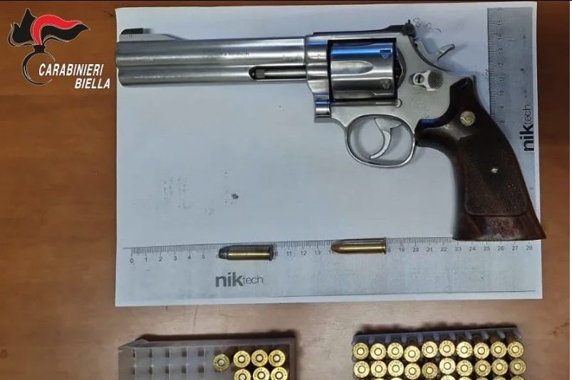 Le due figlie lo filmano con lo smartphone dopo l'ennesima aggressione: padre arrestato nel Biellese