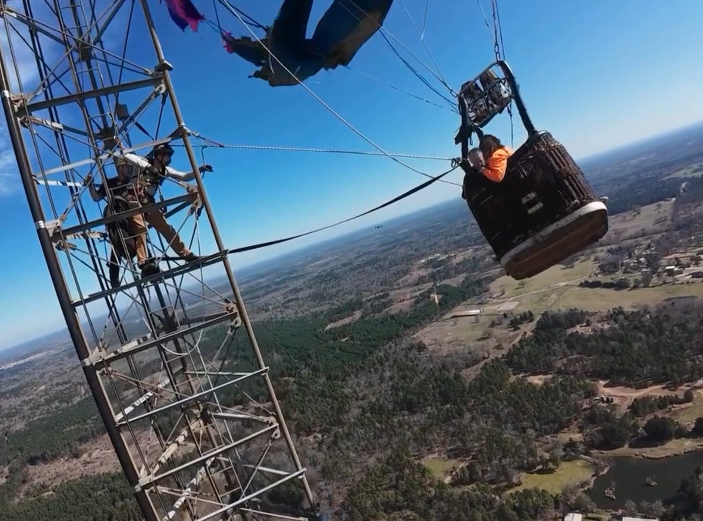 Una mongolfiera con due persone a bordo colpisce una torre telefonica: il salvataggio a 270 metri d'altezza