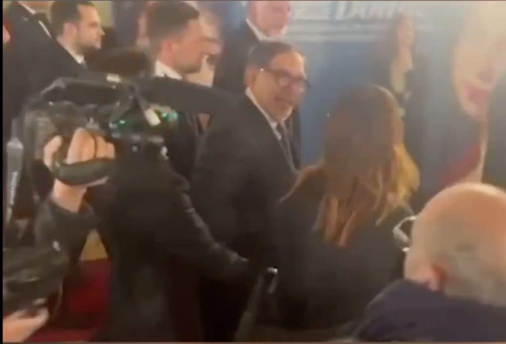 La frase sessista di La Russa alla giornalista: "Sei carina, ma soprattutto brava"