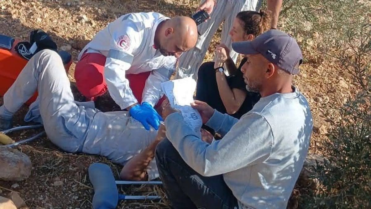 Immagine di repertorio, palestinese ferito in una aggressione dei coloni in Cisgiordania