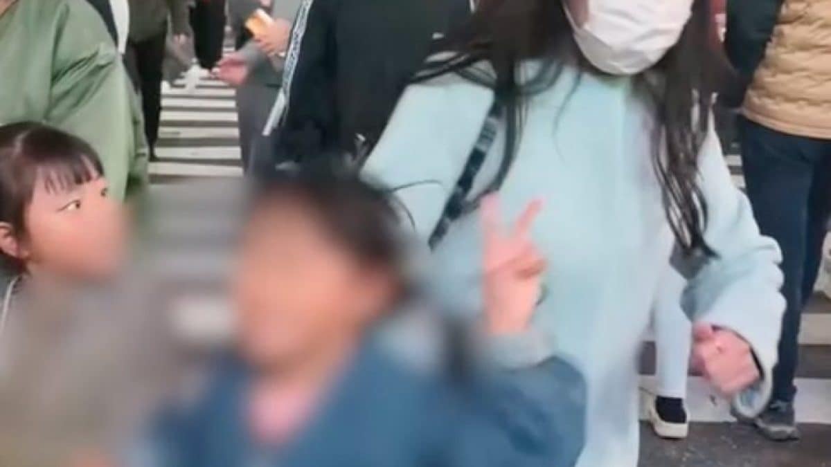 Il momento in cui la bambina viene spintonata a Shibuya