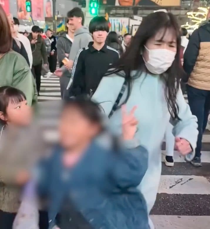 Dà una spallata a una bambina per strada nel cuore di Tokyo e la butta a terra: “Gente senza cuore”. Il video