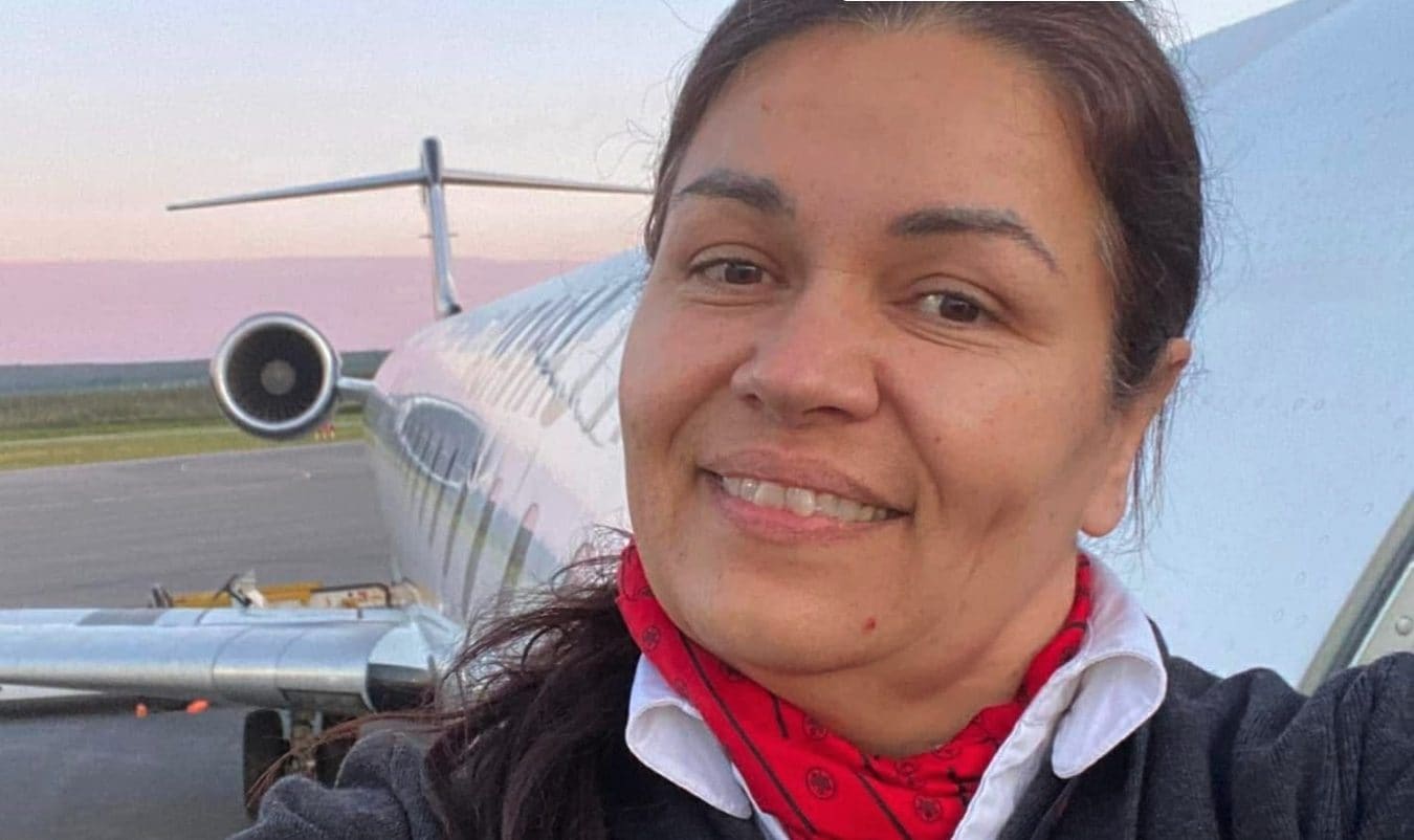 Schianto tra aereo e camion dei pompieri, hostess sbalzata a oltre 100 metri si salva: era ancora seduta