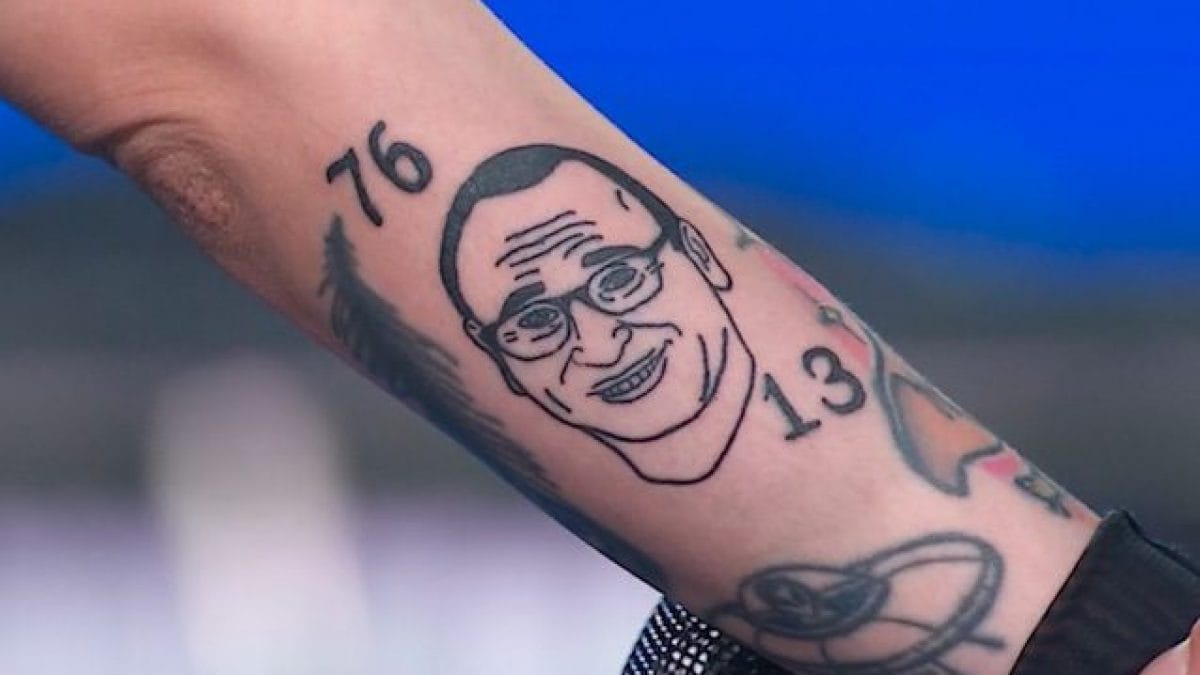 Il tatuaggio di Carlo Conti fatto da Cleo delle Bambole di pezza