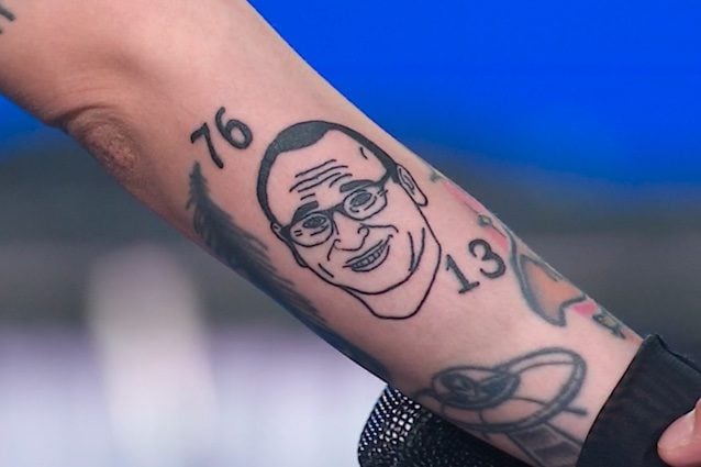 Cleo delle Bambole di Pezza si tatua il viso di Carlo Conti sul braccio, il conduttore: "Al sole non mettere la crema"
