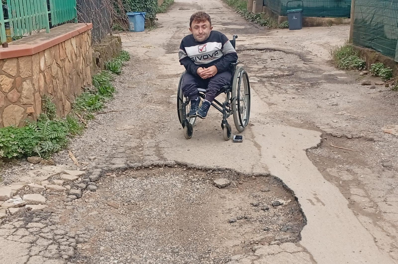 "Recluso in casa perché la strada è piena di buche per un uomo in carrozzina: per il Comune non esisto”