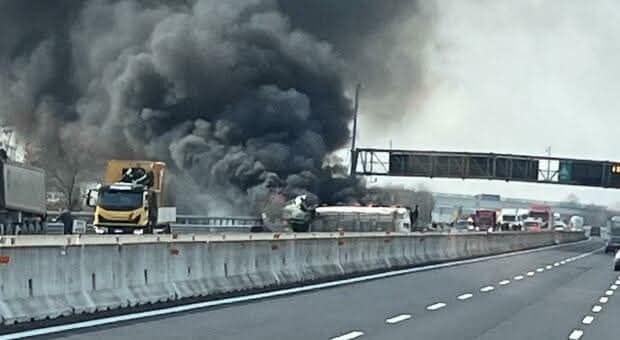 il camion in fiamme in A4
