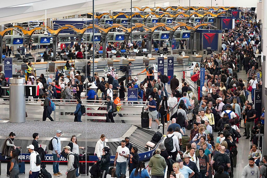 Aeroporti Usa nel caos per mancanza di personale ai controlli, Trump invia agenti Ice: "Non vedo l'ora"