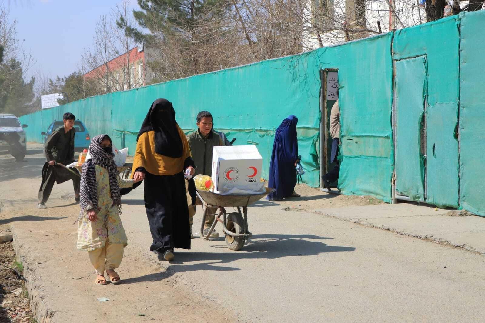 I membri della Mezzaluna Rossa Turca distribuiscono pasti caldi per l’iftar attraverso mense sociali, allestiscono tavole per l’iftar e forniscono pacchi alimentari a migliaia di famiglie in Afghanistan (Photo by Turkish Red Crescent/Anadolu via Getty Images).