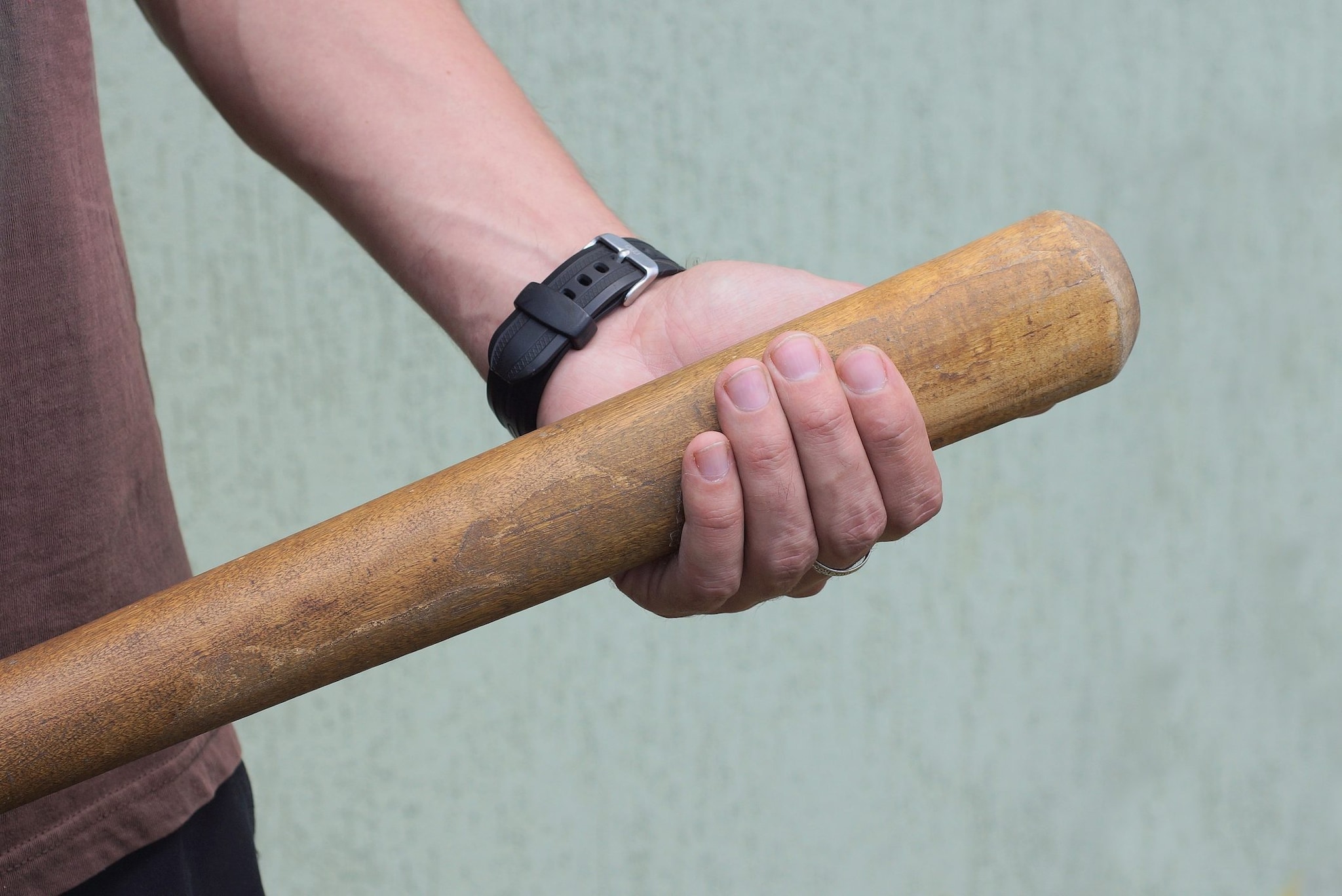 Genova, gli spruzzano lo spray urticante in faccia e poi lo prendono a sprangate: è grave