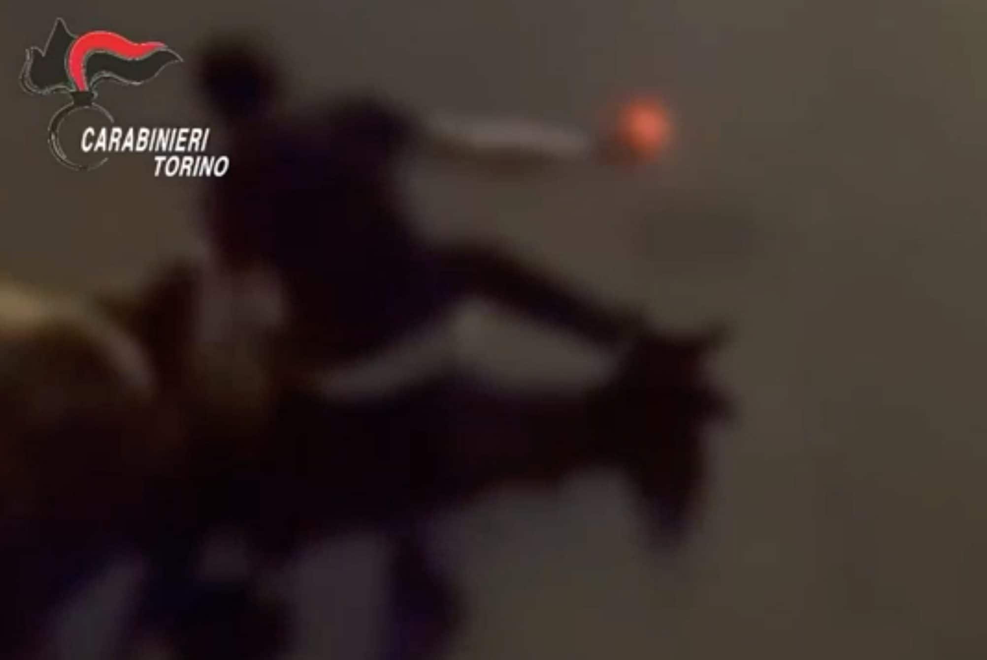 Incontro a Torino finisce male: 40enne immobilizzato col taser e derubato. L'aggressione in un video