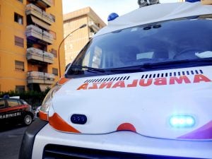 Lucca, Carabinieri arrivano per un tamponamento e trovano un uomo morto: indagini in corso