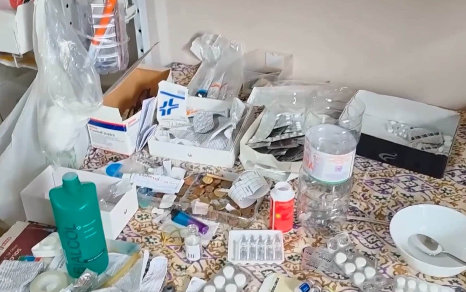 Visitava, prescriveva cure e dava farmaci ma non aveva nessun titolo: falso medico scoperto a Firenze