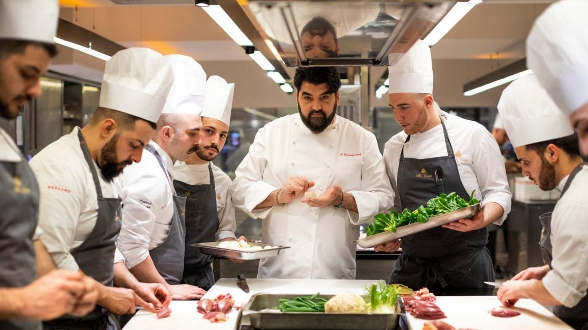 Lo chef Cannavacciuolo al lavoro