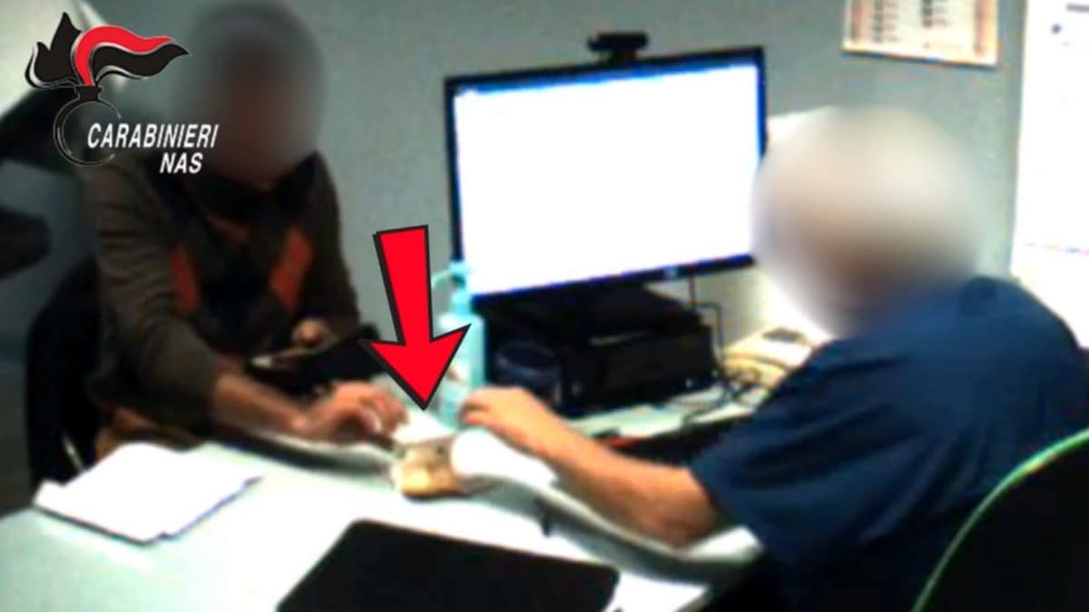 I Carabinieri hanno fotografato il medico mentre riceveva 100 euro in contati da una paziente