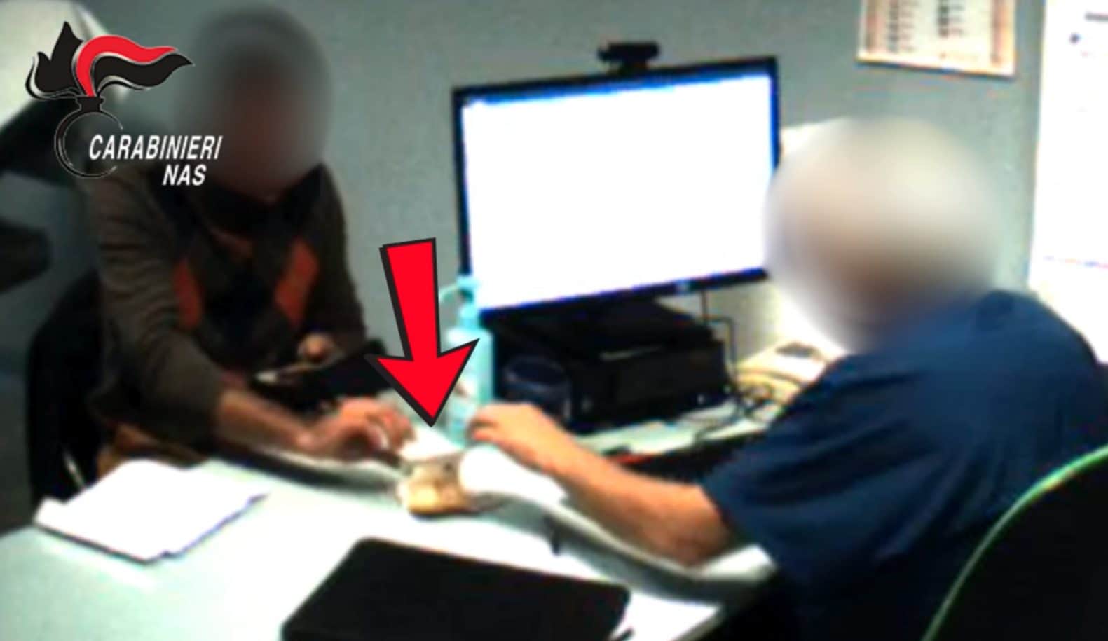 Primario faceva visite private in ospedale: arrestato in flagranza mentre una paziente gli consegna i contanti