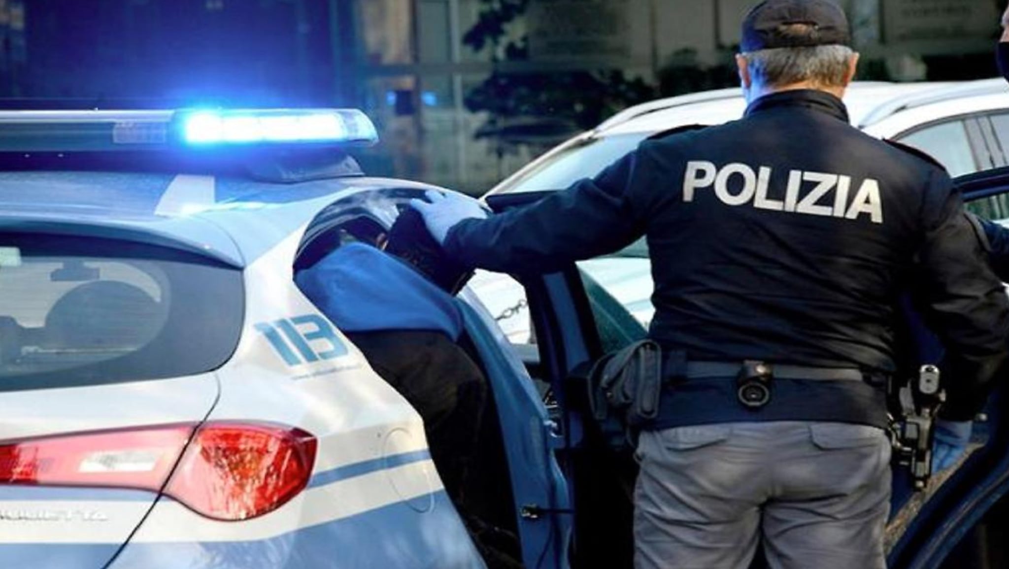 Paura in strada a Torino: 21enne dà in escandescenze e accoltella una donna al collo in pieno centro