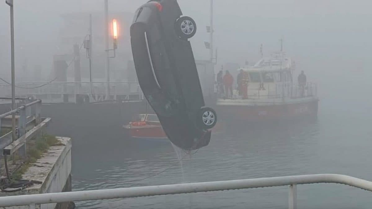 L’auto affondata e recuperata