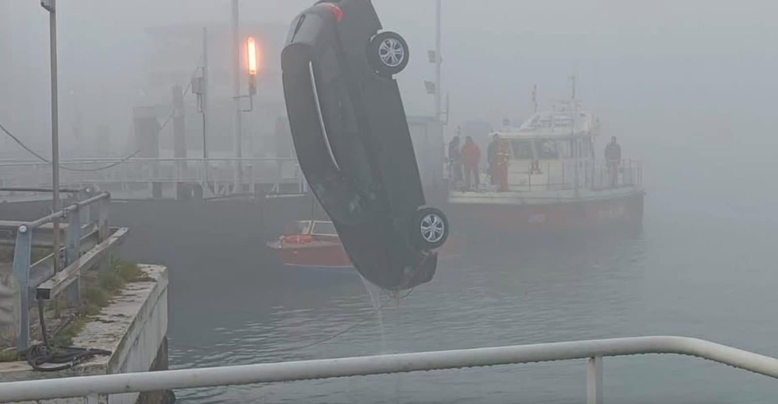 Auto sale sulla rampa per l’imbarco ma il traghetto non c’è e finisce in acqua: uomo salvato col cane a Venezia