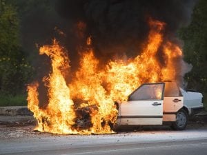 Donna carbonizzata in auto vicino al cimitero a Cuneo: i pompieri spengono le fiamme e trovano il cadavere